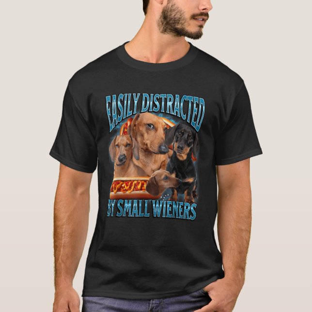 Easily Distracted By Small Wieners Funny Offensive T-Shirt (Vorderseite)