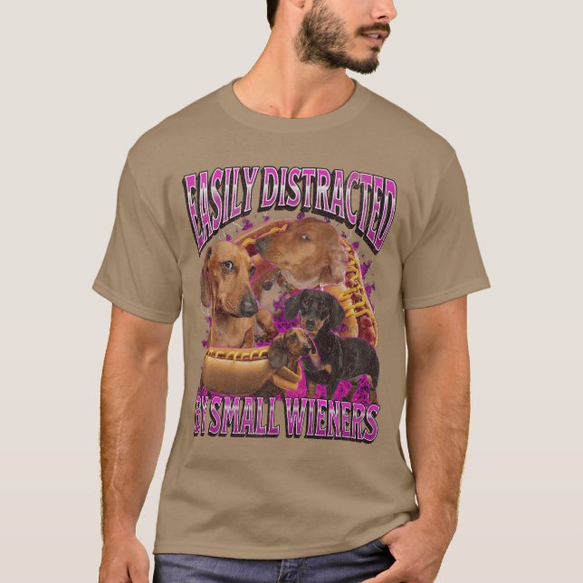 Easily Distracted By Small Wieners Funny Offensive T-Shirt (Vorderseite)
