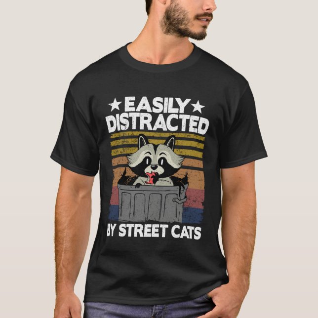 Easily Distracted By Street Cats Raccoon  10 T-Shirt (Vorderseite)