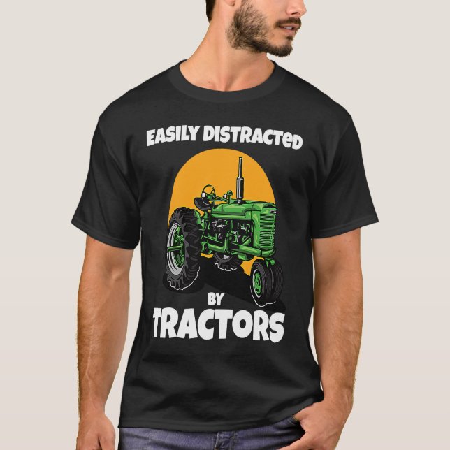 Easily Distracted By Tractors Funny Farmer Quote T-Shirt (Vorderseite)