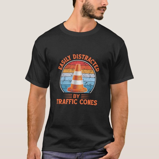 Easily Distracted By Traffic Cones Funny Quote T-Shirt (Vorderseite)