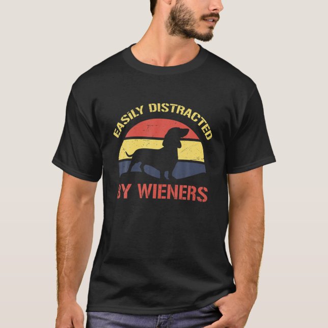 Easily Distracted By Wieners Funny Dachshund Dog V T-Shirt (Vorderseite)