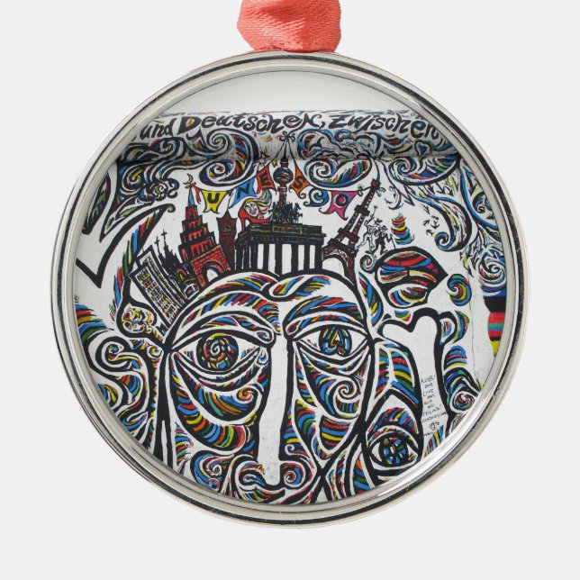 East Berlin Wall Graffiti Ornament Aus Metall (Vorne)