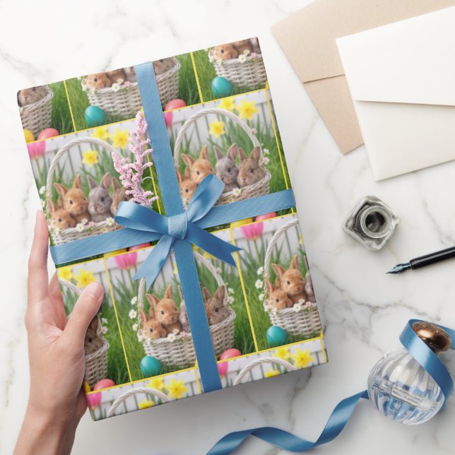 Easter Bunnies in a Wicker Basket Geschenkpapier (Schenken)