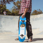 Eastern Box Turtle Bright Blue Personalisiert Skateboard<br><div class="desc">Fügen Sie Ihren eigenen Namen oder Ihre Nachricht hinzu,  um ein personalisiertes Geschenk für Ihren Lieblings-Skateboarder zu erstellen. Dieses Skateboard verfügt über ein Foto einer Ostkastenschildkröte vor einem hellblauen gemusterten Hintergrund.</div>