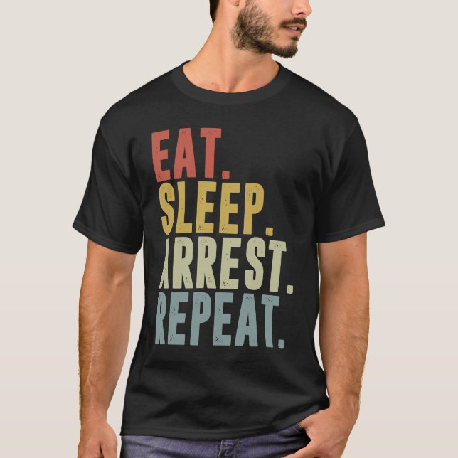 Eat Sleep Arrest Repeat  Police Officer Arresting T-Shirt (Vorderseite)