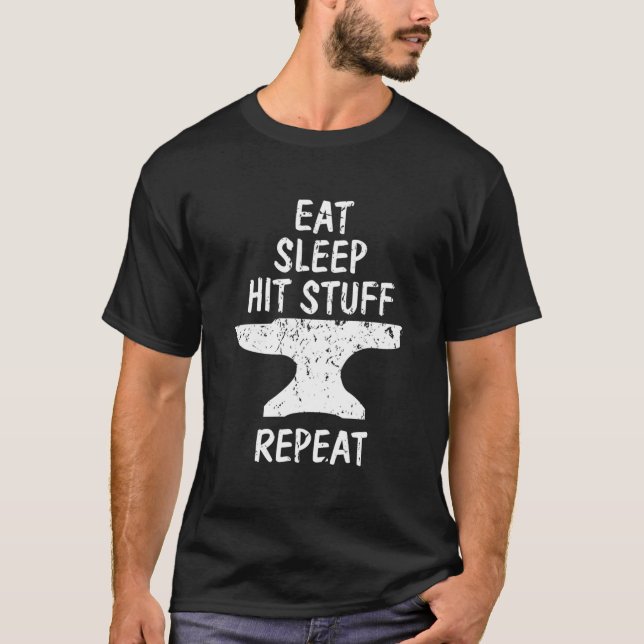 Eat Sleep Hit Stuff Repeat Blacksmith Anvil Forgin T-Shirt (Vorderseite)