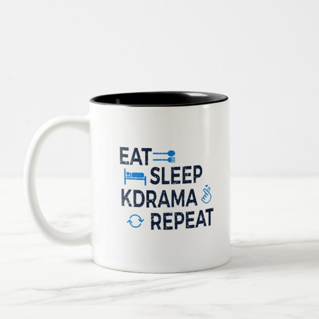 Eat Sleep Kdrama Repeat Zweifarbige Tasse (Links)