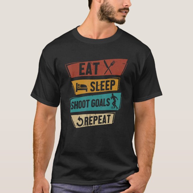 Eat Sleep Shoot Goals Wiederholung Striker Soccer  T-Shirt (Vorderseite)