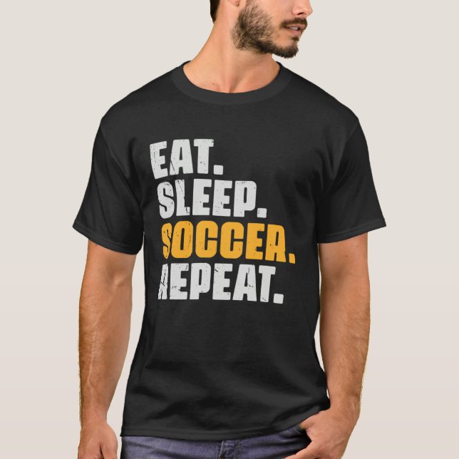 Eat Sleep Soccer Repeat   Soccer Player Retro Vint T-Shirt (Vorderseite)