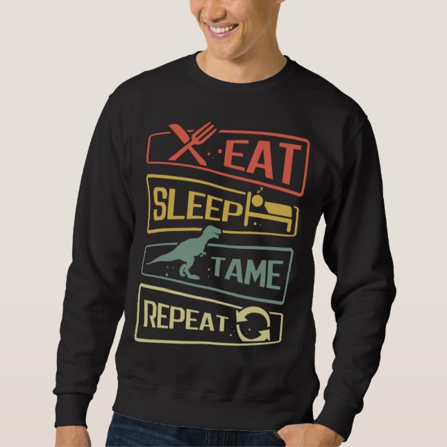 Eat Sleep Tame Repeat Dinosaur Sweatshirt (Vorderseite)