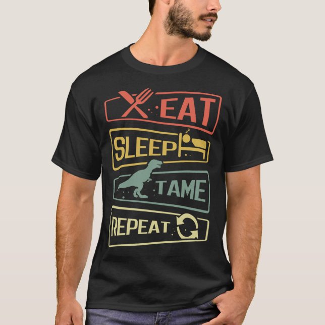 Eat Sleep Tame Repeat Dinosaur T-Shirt (Vorderseite)