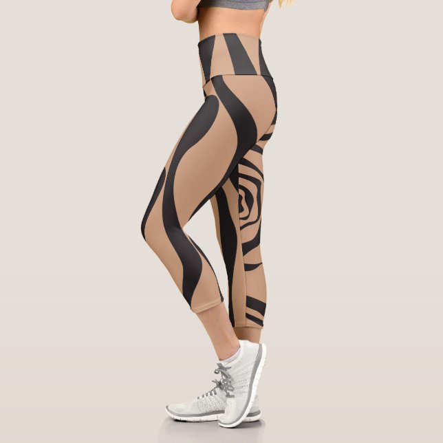 EBB und Flow 4 in Tan und Schwarz Capri Leggings (Links)