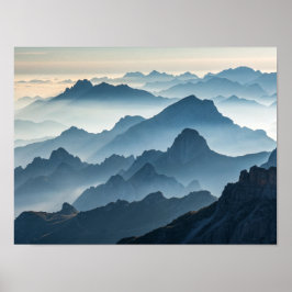 Ebenen der Stille: Foggy Mountains at Dawn Poster