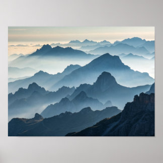 Ebenen der Stille: Foggy Mountains at Dawn Poster