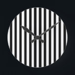 Ebony Snow Runde Wanduhr<br><div class="desc">Ebony Snow ist ein einfaches Design aus schwarz-weiß Streifen,  dass Anzug jede Anlässe und Gegenstände. Dieses Bild ist auf einer Vielzahl von anderen Produkten verfügbar,  klicken Sie einfach auf den Link unter dem Foto in der Nähe von 'Über dieses Design'.</div>