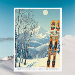 Echo Mountain Colorado Skiurlaub Postkarte<br><div class="desc">Hallo aus den schneebedeckten Bergen Echo Mountain,  Colorado ,  USA! Wir hoffen,  dass Sie einen wunderschönen Skiurlaub haben. Diese Postkarte zeigt eine wunderschöne,  blau-graue Berglandschaft mit Retro-Skischulen in orangefarbenem Stammesmuster. Alle Textsätze können an Ihren Anzug angepasst werden!</div>