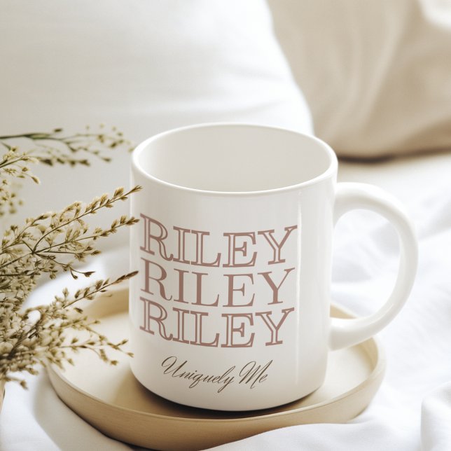 Echoed All-Caps Monoline Kaffeetasse (White mug featuring repeated all-caps name design with soft dusty clay text accents.)