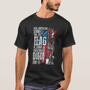Echte Amerikaner stehen für die Fahne, um die T T-Shirt