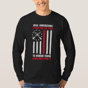 Echte Amerikaner stehen für die Flagge Amerikas T-Shirt