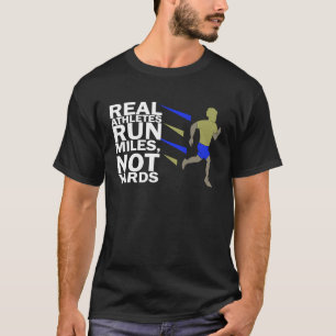 Echte Athleten rennen Meilen nicht Yards für den M T-Shirt