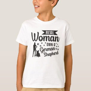 Echte Frau besitzt einen deutschen Schäferhund Hun T-Shirt