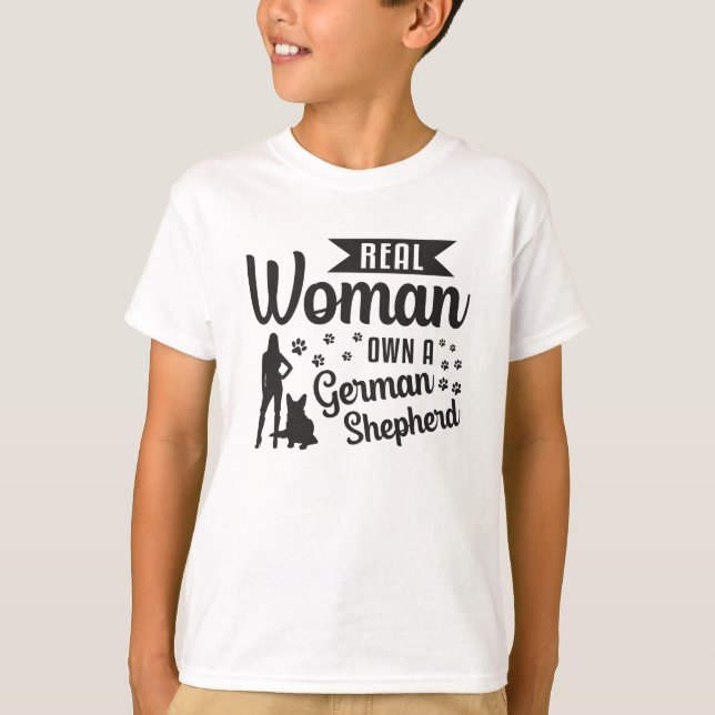 Echte Frau besitzt einen deutschen Schäferhund Hun T-Shirt (Vorderseite)