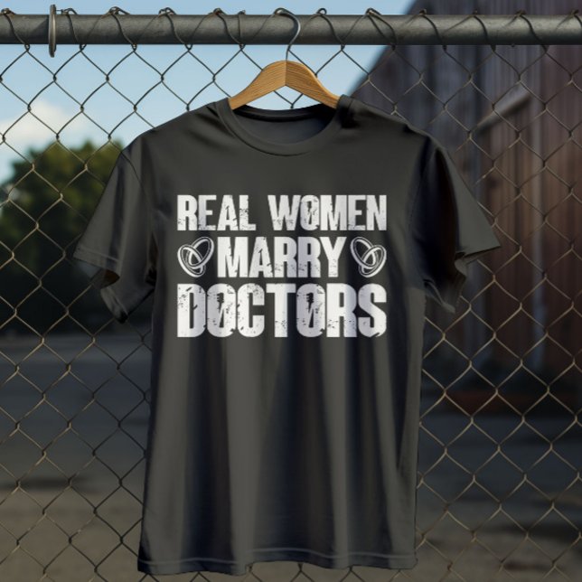 Echte Frauen heiraten Ärzte Funny Doctor Wertschät T-Shirt (Von Creator hochgeladen)