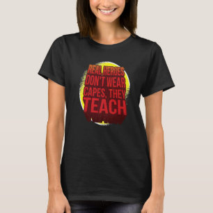Echte Helden tragen keine Kapen, die sie vorne bei T-Shirt
