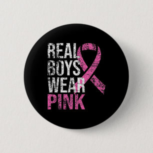 Echte Jungen tragen rosa Brustkrebs-Bewusstsein Button