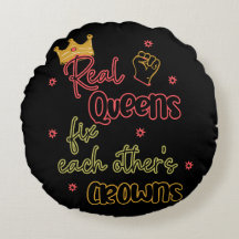 Echte Königinnen reparieren gegenseitig ihre Krone