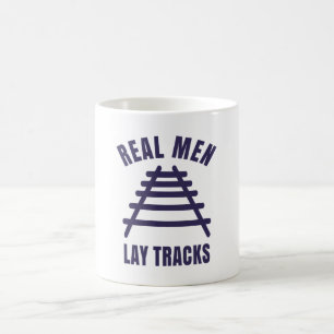 Echte Männer legen Schienen Kaffeetasse