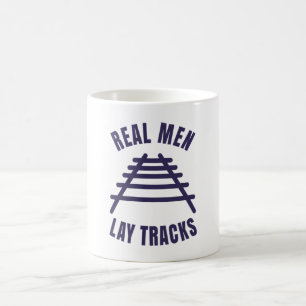 Echte Männer legen Schienen Kaffeetasse