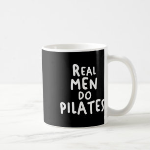 Echte Männer machen Pilates-Workout-Übung Yoga-Fit Kaffeetasse