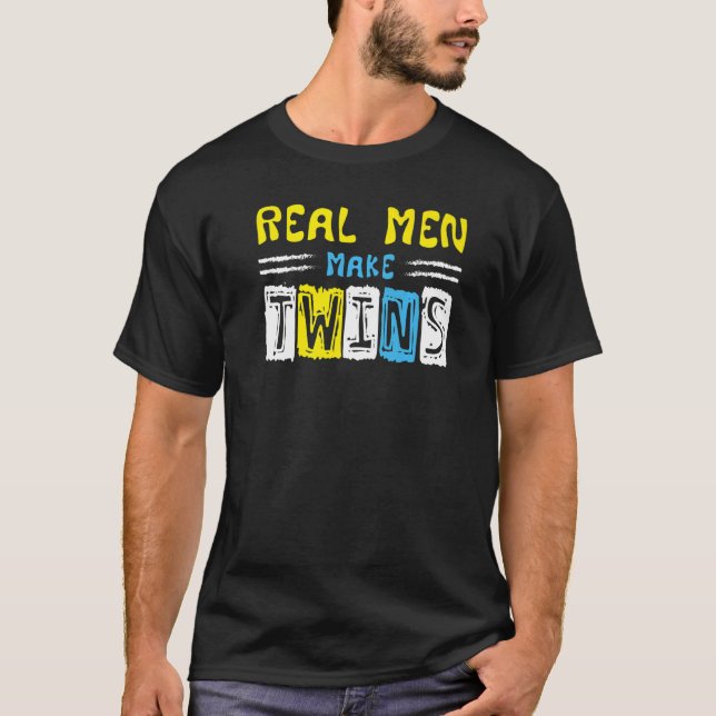 Echte Männer machen zwei Frauen zu zwei T-Shirt (Vorderseite)
