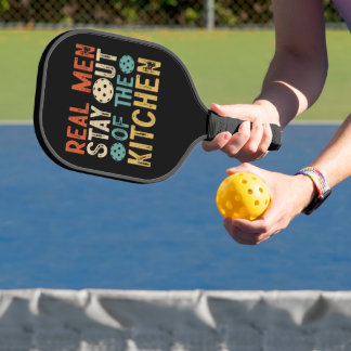 Echte Männer Out Kitchen Vintage Farbiger Text Pickleball Schläger