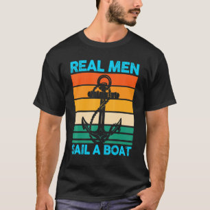 Echte Männer segeln ein Boot T-Shirt