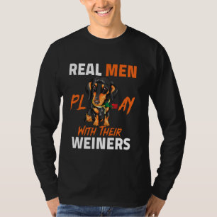 Echte Männer spielen mit ihren Weinern Funny Dacke T-Shirt