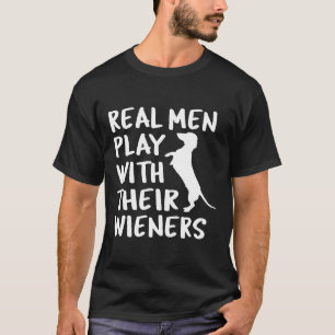 Echte Männer spielen mit ihren Weinern Funny Dacke T-Shirt