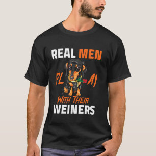 Echte Männer spielen mit ihren Weinern Funny Dacke T-Shirt