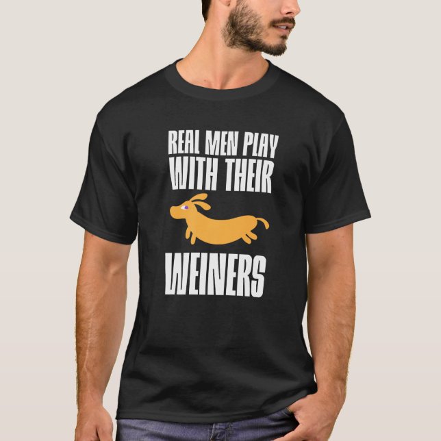 Echte Männer spielen mit ihren Weinern T-Shirt (Vorderseite)