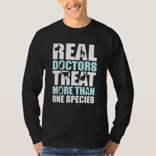 Echter Arzt behandelt mehr als eine Art Tierarzt T-Shirt