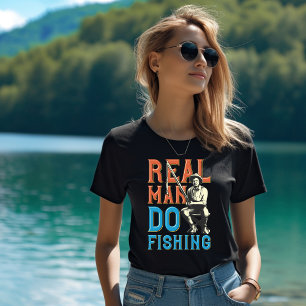 Echter Mensch, der T - Shirt fischt