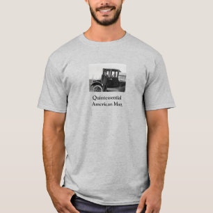 Echtes Foto eines Antiquitäten-Autos mit Besitzer T-Shirt