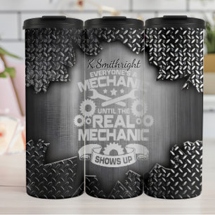 Echtmechanik zeigt auf thermosbecher