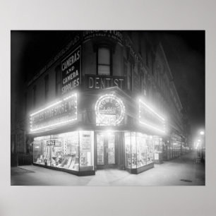 Eckladen bei Nacht, 1920. Vintage-Foto Poster