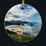 Ecola Staat Beach, OR Keramik Ornament<br><div class="desc">Ein atemberaubender Ausblick auf den Strand von Cannon von einem Pfad entlang der Klippen des Ecola Staat Park,  Oregon. Schöne grasbedeckte Klippen,  Heuhaufen,  & & blaues Meer & Himmel. Ein perfekter Sommermorgen entlang der Pazifikküste!</div>