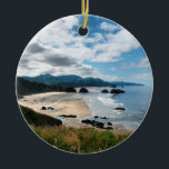 Ecola Staat Beach, OR Keramik Ornament<br><div class="desc">Ein atemberaubender Ausblick auf den Strand von Cannon von einem Pfad entlang der Klippen des Ecola Staat Park,  Oregon. Schöne grasbedeckte Klippen,  Heuhaufen,  & & blaues Meer & Himmel. Ein perfekter Sommermorgen entlang der Pazifikküste!</div>