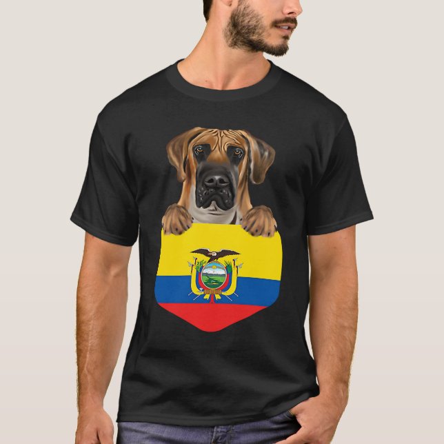 Ecuador Flag Brown Great Dane Dog In Pocket T-Shirt (Vorderseite)