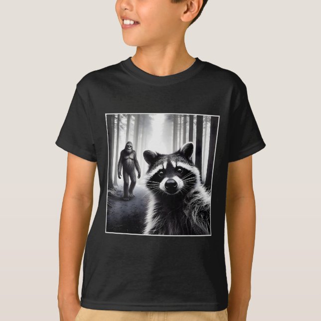 Ed Raccoon Selfie With Sasquatch Bigfoot Funny Rac T-Shirt (Vorderseite)